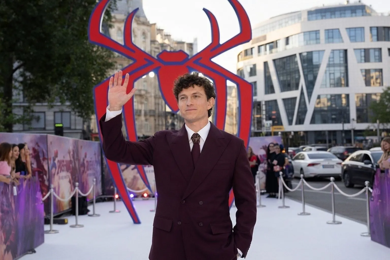Spider-Man доминирует в прокате, пока два фильма о динозаврах делят третье место